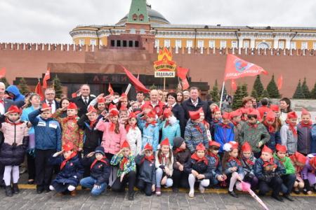 "Взвейтесь кострами синие ночи". Концерт в Колонном зале Дома Союзов, посвященный 95-летию пионерии