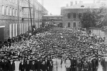 Проект KPRF.RU "Хроника революции". 2 июня 1917 года: Центральный Стачечный Комитет призвал к забастовке всех служащих предприятий и учреждений Петрограда