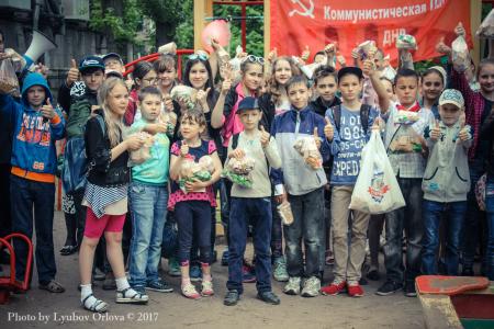 Марьяна Наумова передала подарки детям Донбасса