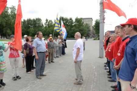 Новосибирск. Автопробег КПРФ финишировал на Монументе Славы