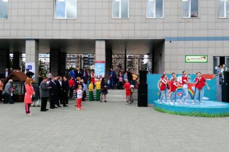 Анатолий Локоть и Вера Ганзя приняли участие в празднике детства в Новосибирском зоопарке