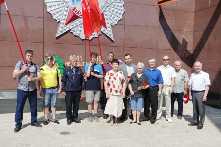 Коммунисты Амурской области возложили цветы к памятнику павшим героям