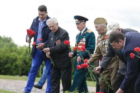 Зампред Тульской областной думы, кандидат в члены ЦК КПРФ Алексей Лебедев принял участие в Дне памяти и скорби в Туле