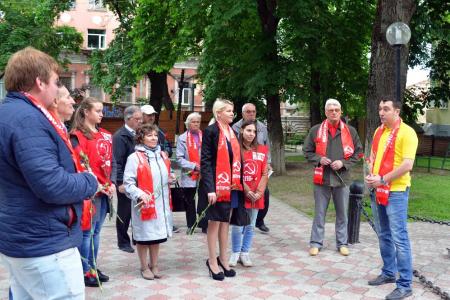 Тула. В День русского языка коммунисты возложили цветы к памятнику А.С. Пушкину