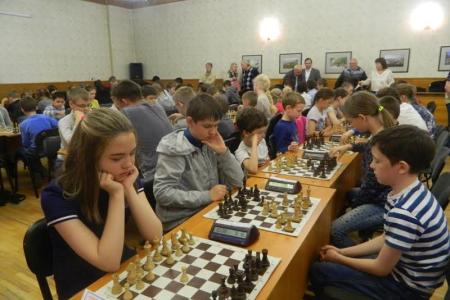 Анатолий Локоть открыл турнир «Шахматная королева» в Новосибирске