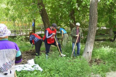Волгоградская область. Коммунисты и комсомольцы города Волжского вновь вышли на субботник