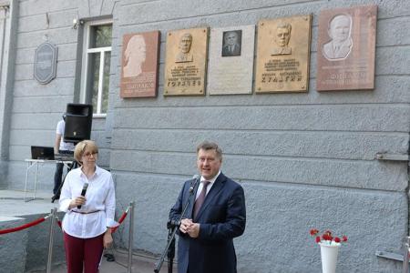 В Новосибирске открылась доска памяти легендарного партийного руководителя Александра Филатова