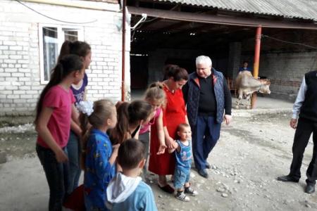 К.К. Тайсаев: «В День защиты детей Северо-Осетинский Реском КПРФ сделал подарок многодетной семье» 