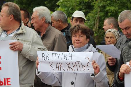 «Путин, как жить?». Челябинские водители и кондукторы вышли на массовый пикет