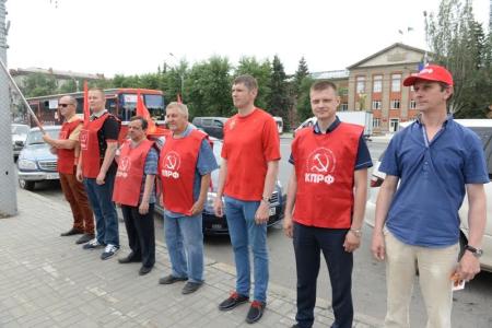Новосибирск. Автопробег КПРФ финишировал на Монументе Славы
