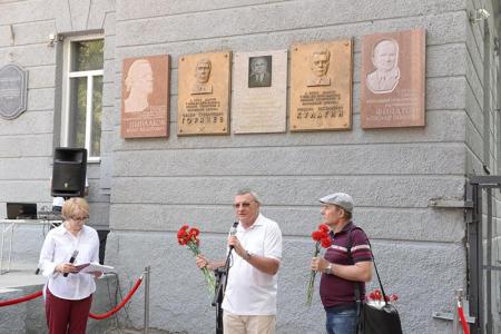 В Новосибирске открылась доска памяти легендарного партийного руководителя Александра Филатова