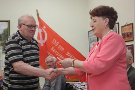 Депутат Тюменской областной Думы Т.Н. Казанцева вручила памятные медали к 100-летию Великого Октября ветеранам Югры