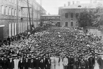 Проект KPRF.RU "Хроника революции". 2 июня 1917 года: Главный земельный комитет принял декларацию по земельному вопросу, В.И. Ленин готовит к печати "Материалы по пересмотру партийной программы"