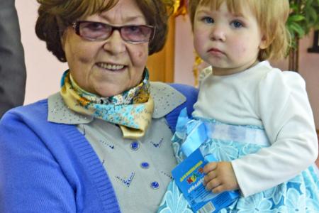 В день защиты детей коммунисты и комсомольцы города Иваново побывали в гостях у ребятишек из детского дома «Родничок»
