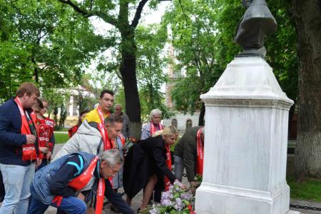 Тула. В День русского языка коммунисты возложили цветы к памятнику А.С. Пушкину