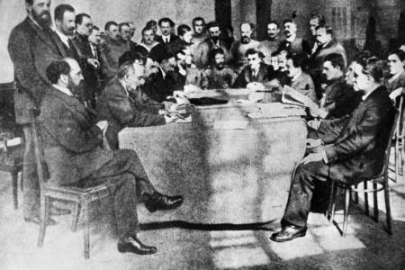 Проект KPRF.RU "Хроника революции". 21 июня 1917 года: Всероссийский съезд Советов принял резолюцию эсеров и меньшевиков, одобрявшую создание коалиционного Временного правительства