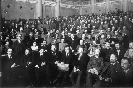 Проект KPRF.RU "Хроника революции". 21 июня 1917 года: Всероссийский съезд Советов принял резолюцию эсеров и меньшевиков, одобрявшую создание коалиционного Временного правительства