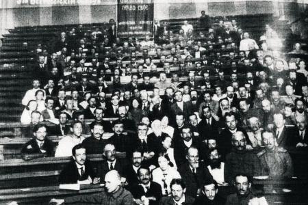 Проект KPRF.RU "Хроника революции". 14 июня 1917 года: Исполком Петроградского Совета принял тезисы к Стокгольмской конференции и утвердил порядок работы Всероссийского съезда Советов