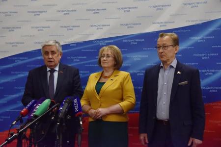Депутаты-коммунисты В.С. Шурчанов, В.А. Ганзя и В.Г. Поздняков выступили перед журналистами