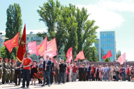 Коммунисты Самары возложили цветы к Вечному огню