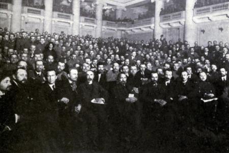 Проект KPRF.RU "Хроника революции". 25 июня 1917 года: Временное правительство увеличило подоходный налог с прогрессивной шкалой, Всероссийский съезд Советов принял предложенную меньшевиками и эсерами резолюция о войне
