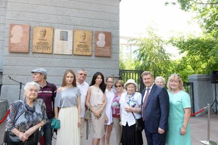 В Новосибирске открылась доска памяти легендарного партийного руководителя Александра Филатова