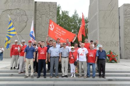 Новосибирск. Автопробег КПРФ финишировал на Монументе Славы