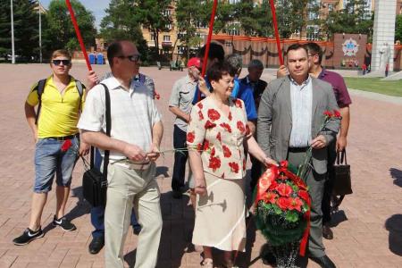 Коммунисты Амурской области возложили цветы к памятнику павшим героям