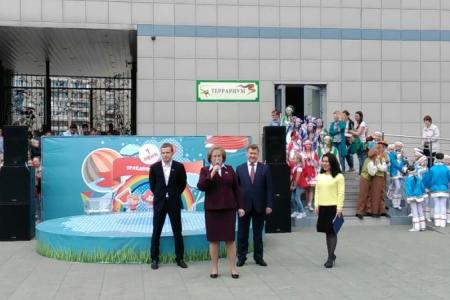 Анатолий Локоть и Вера Ганзя приняли участие в празднике детства в Новосибирском зоопарке