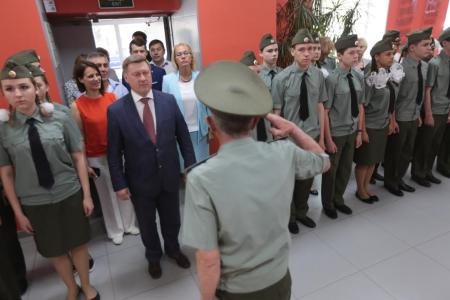 Новосибирск. Анатолий Локоть передал семье пропавшего без вести красноармейца солдатский смертный медальон