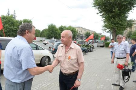 Новосибирск. Автопробег КПРФ финишировал на Монументе Славы