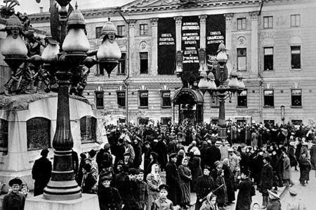 Проект KPRF.RU "Хроника революции". 6 июня 1917 года:  Демонстрация дворников в Москве, Петросовет обсуждает изменение условий ареста Николая Романова