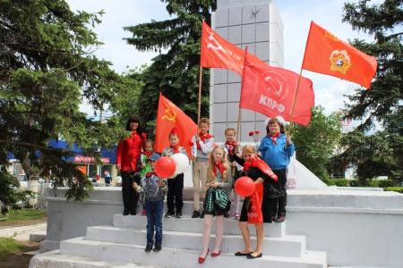 Саратовские коммунисты отметили Международный день защиты детей