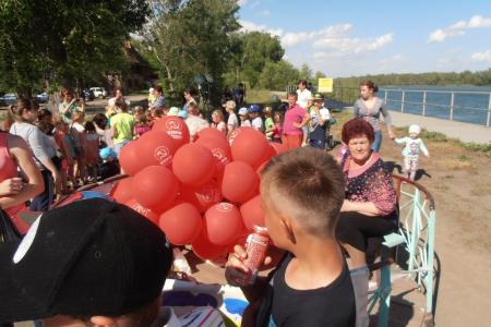 КПРФ – детям! Алтайские коммунисты провели праздничную акцию 
