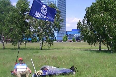Самарская область, г.Тольятти. Второй день у здания ВАЗа голодает лидер независимого профсоюза «МОЛОТ»