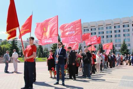 Коммунисты Самары возложили цветы к Вечному огню