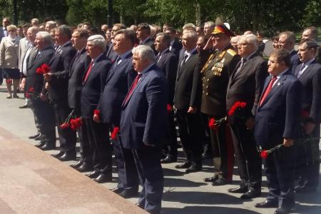 К.К. Тайсаев принял участие в торжественной церемонии возложения венков к Могиле Неизвестного Солдата у Кремлевской стены