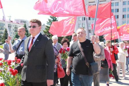 Коммунисты Самары возложили цветы к Вечному огню