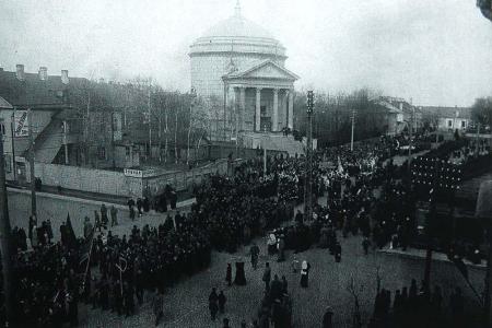 Проект KPRF.RU "Хроника революции". 6 июня 1917 года:  Демонстрация дворников в Москве, Петросовет обсуждает изменение условий ареста Николая Романова