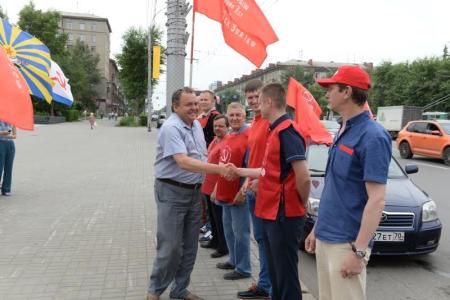 Новосибирск. Автопробег КПРФ финишировал на Монументе Славы
