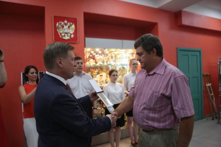 Новосибирск. Анатолий Локоть передал семье пропавшего без вести красноармейца солдатский смертный медальон