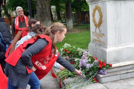 Тула. В День русского языка коммунисты возложили цветы к памятнику А.С. Пушкину