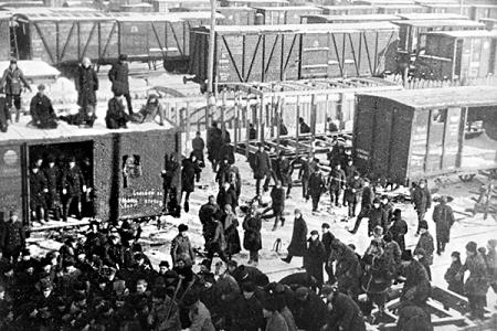 Проект KPRF.RU "Хроника революции". 12 июня 1917 года: В ряде городов произведены облавы дезертиров, командующим армиями западного фронта назначен А.И. Деникин