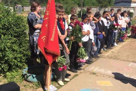 Город-герой Волгоград. Евгений Шаманаев посетил сельскую школу совместно с первым секретарем райкома Виталием Шматковым