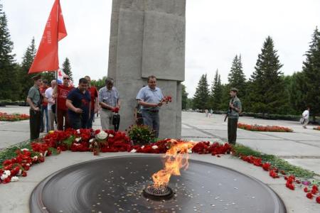 Новосибирск. Автопробег КПРФ финишировал на Монументе Славы