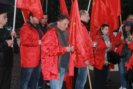 Коммунисты города Костромы в 4 часа утра зажгли «Свечи памяти»
