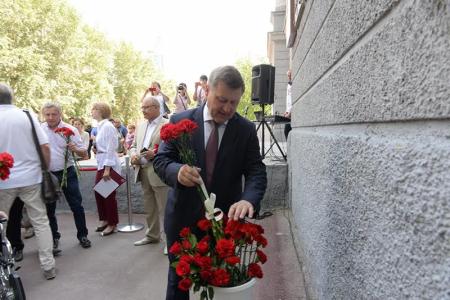 В Новосибирске открылась доска памяти легендарного партийного руководителя Александра Филатова