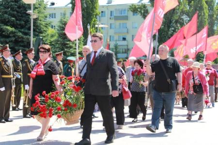 Коммунисты Самары возложили цветы к Вечному огню