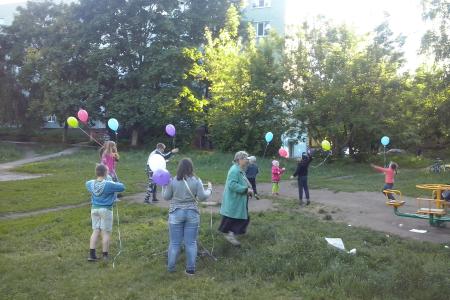 В день защиты детей коммунисты города Орла провели праздничную акцию на дворовой площадке