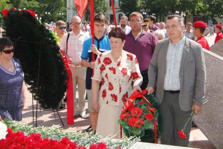 Коммунисты Амурской области возложили цветы к памятнику павшим героям